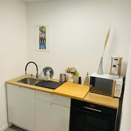 Modern Urban S-bahn 27qm For 6 Persons Mercedes-benz アパート *