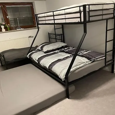 Modern Urban S-bahn 27qm For 6 Persons Mercedes-benz アパート